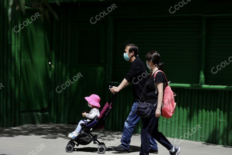 场景类：新冠疫情防控期间，北京动物园里的游客